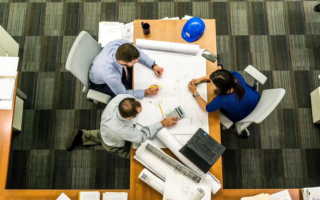 Equipo de pymes revisando métricas de ventas y clientes en una oficina